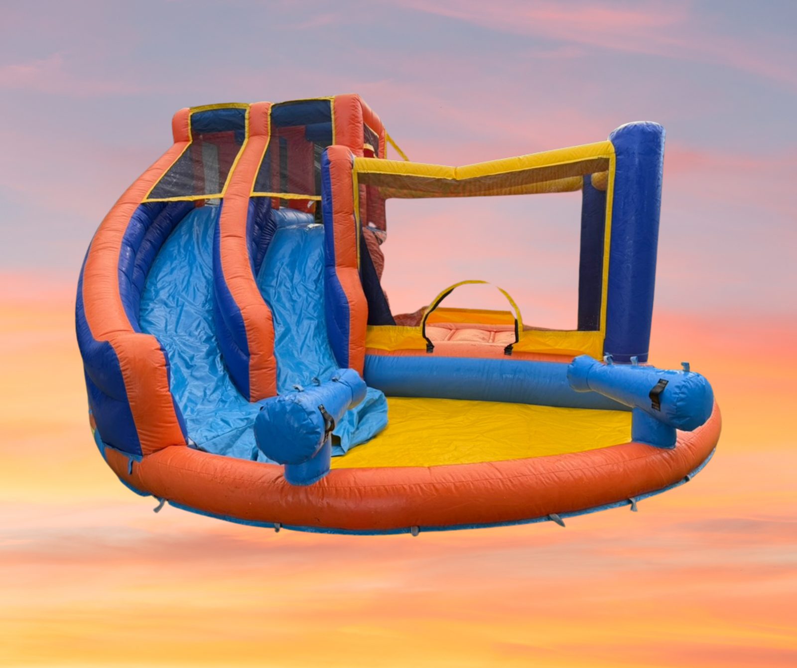 Château gonflable avec toboggan, piscine et trampoline